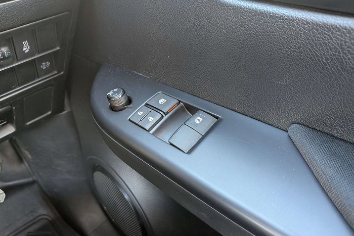 2023 Toyota Hilux SR