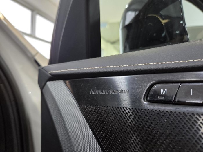 2022 Volvo XC90 B6 R-Design