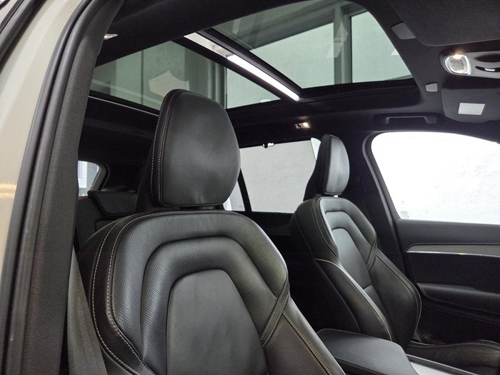 2022 Volvo XC90 B6 R-Design