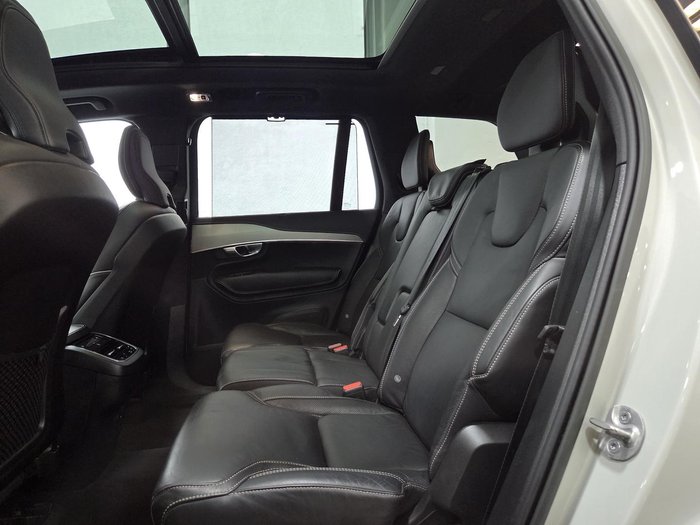 2022 Volvo XC90 B6 R-Design