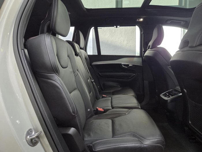 2022 Volvo XC90 B6 R-Design