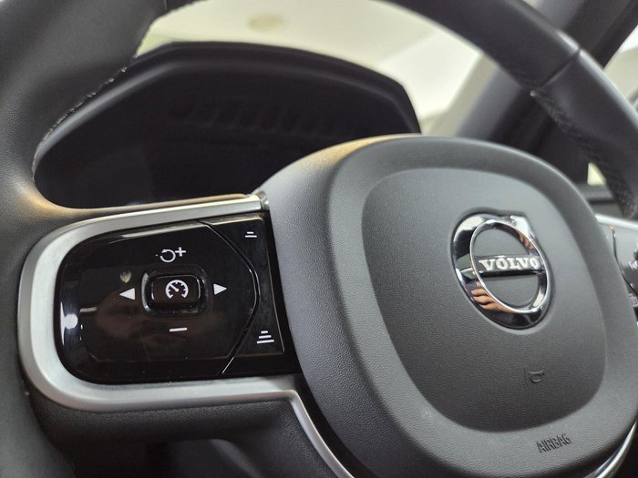2022 Volvo XC90 B6 R-Design