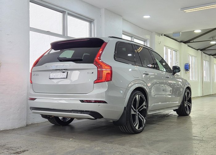 2022 Volvo XC90 B6 R-Design