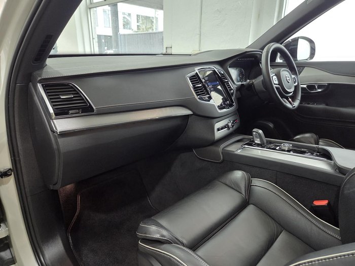 2022 Volvo XC90 B6 R-Design