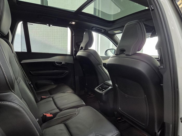 2022 Volvo XC90 B6 R-Design