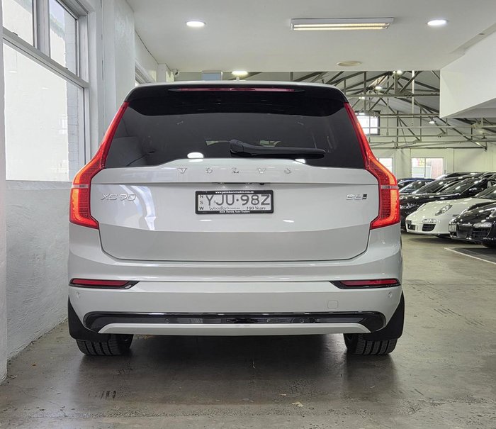 2022 Volvo XC90 B6 R-Design