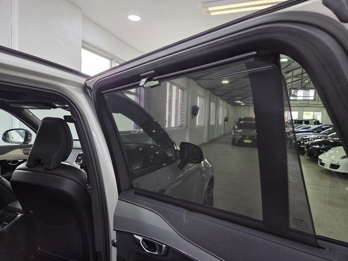 2022 Volvo XC90 B6 R-Design