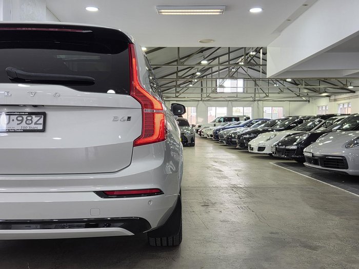 2022 Volvo XC90 B6 R-Design