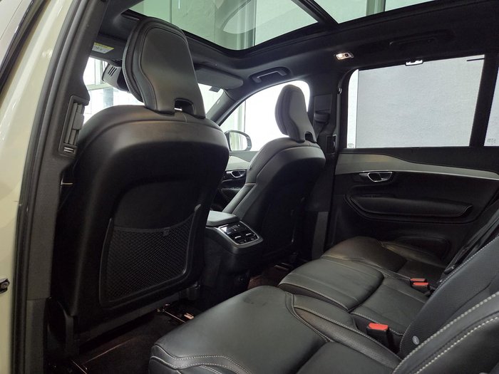 2022 Volvo XC90 B6 R-Design