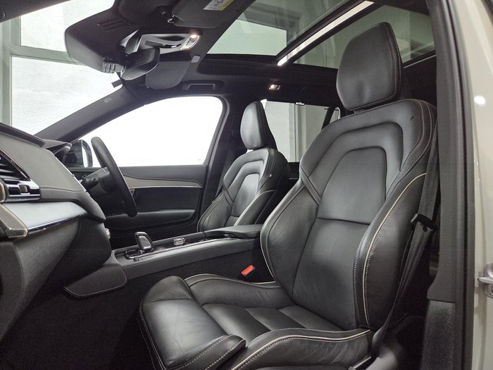 2022 Volvo XC90 B6 R-Design