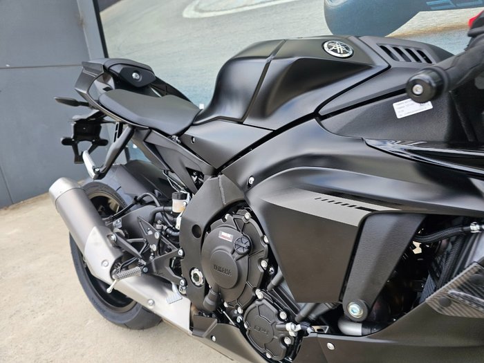 2025 Yamaha YZF-R1 Black
