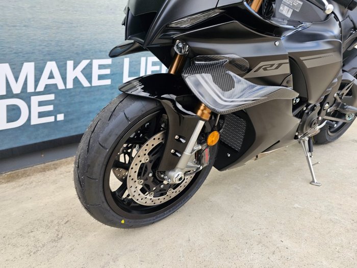 2025 Yamaha YZF-R1 Black