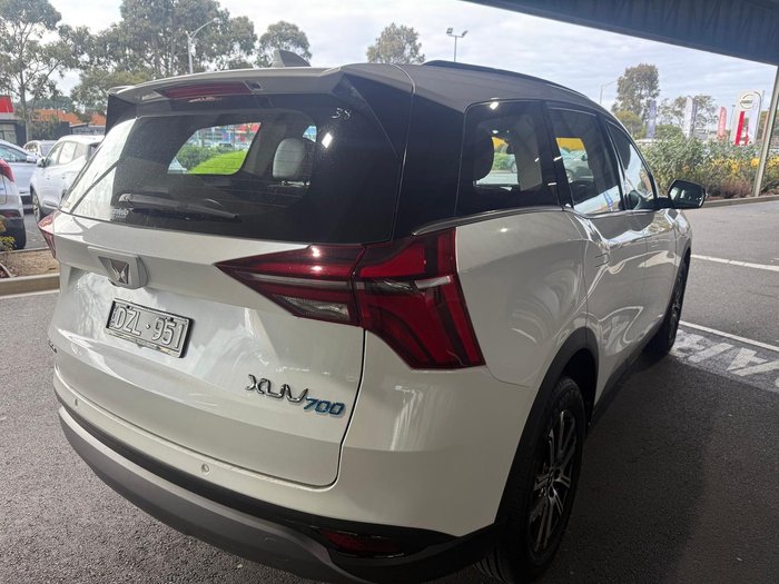 2025 Mahindra XUV700 AX7