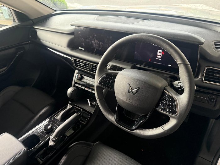 2025 Mahindra XUV700 AX7