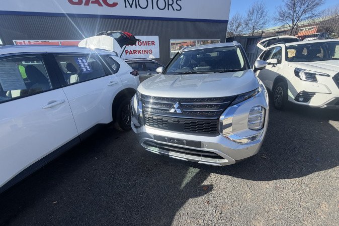 2024 MITSUBISHI OUTLANDER LS 7 SEAT (2WD)