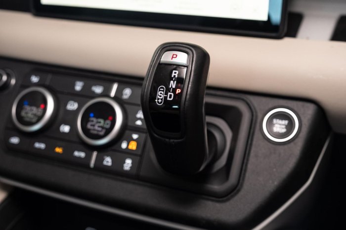 2024 Land Rover Defender 110 D300 X-Dynamic SE