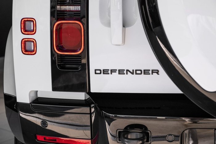 2024 Land Rover Defender 110 D300 X-Dynamic SE