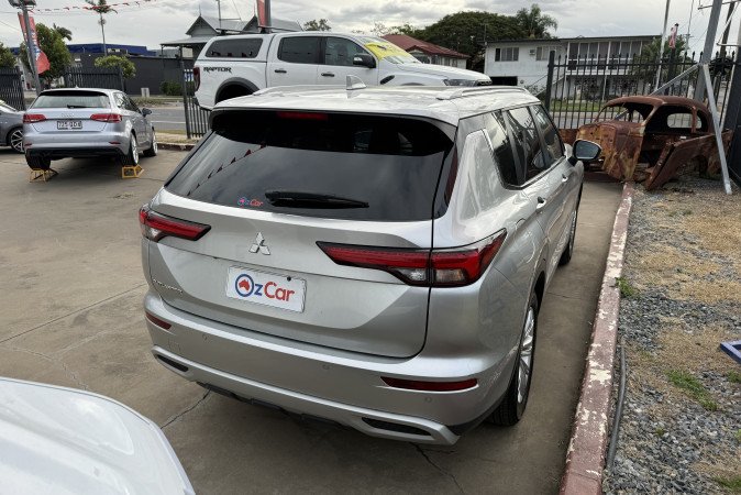 2024 MITSUBISHI OUTLANDER LS 7 SEAT (2WD)