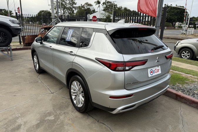 2024 MITSUBISHI OUTLANDER LS 7 SEAT (2WD)