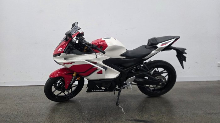 2025 Yamaha YZF-R3 Red