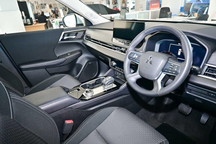 2025 Mitsubishi Outlander LS
