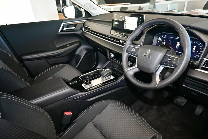 2025 Mitsubishi Outlander LS