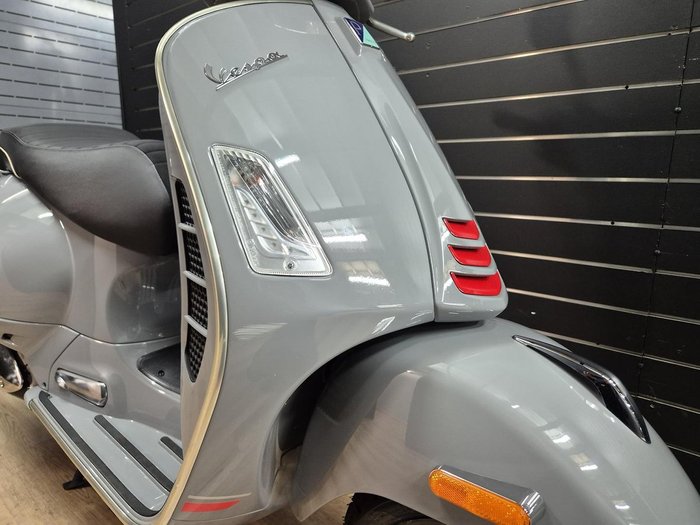 2022 VESPA GTS 300 SUPER SPORT Grey