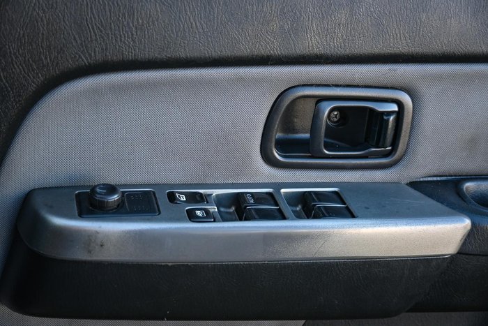 2004 Nissan Navara ST-R