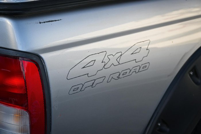 2004 Nissan Navara ST-R