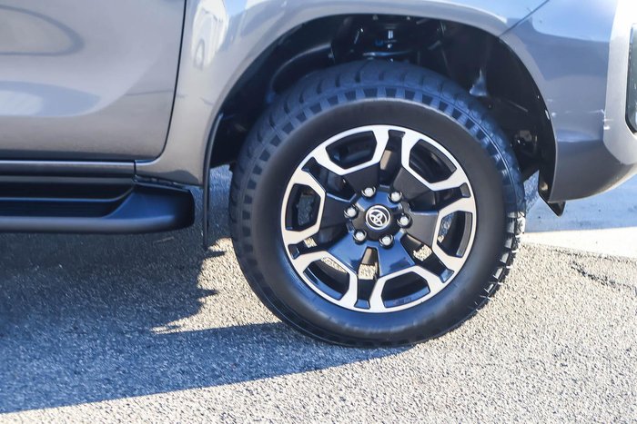 2022 Toyota Hilux SR5