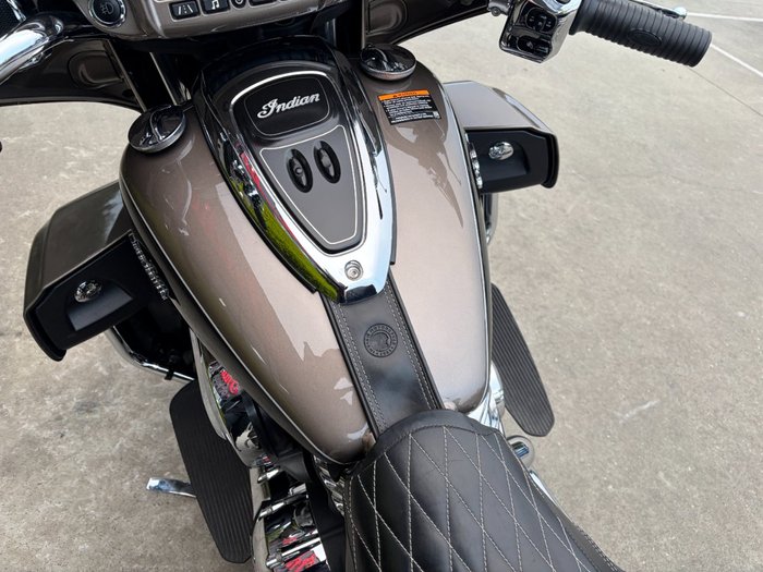 2018 Indian ROADMASTER STEEL GRY THR BLK Gold