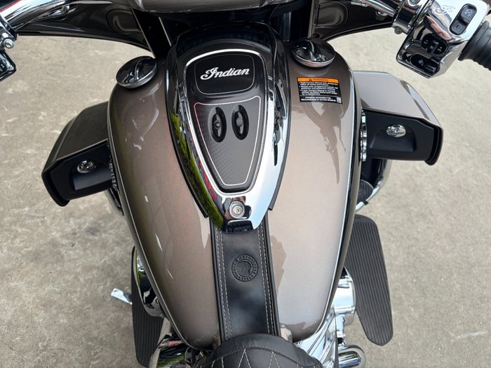 2018 Indian ROADMASTER STEEL GRY THR BLK Gold
