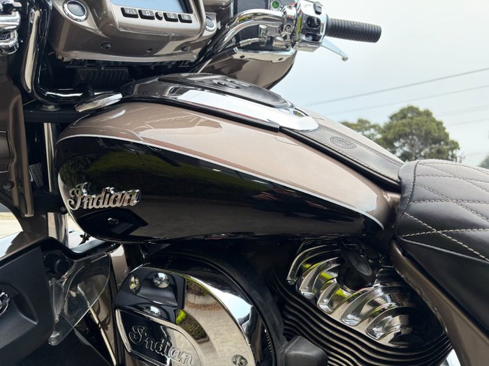 2018 Indian ROADMASTER STEEL GRY THR BLK Gold