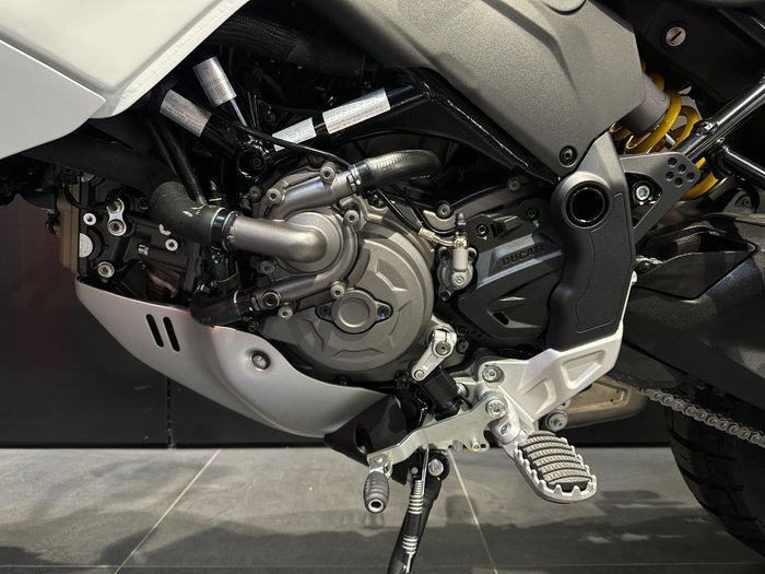2025 Ducati DESERTX WHITE