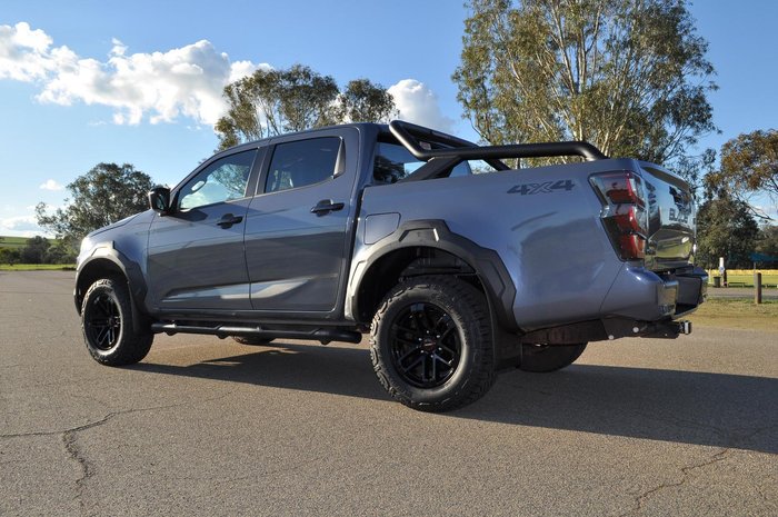 2025 Isuzu D-MAX BLADE