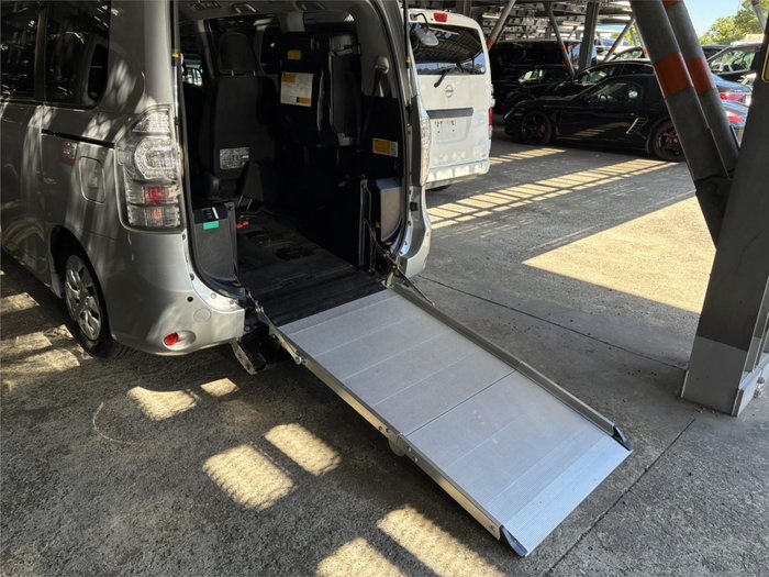 2013 Toyota Voxy