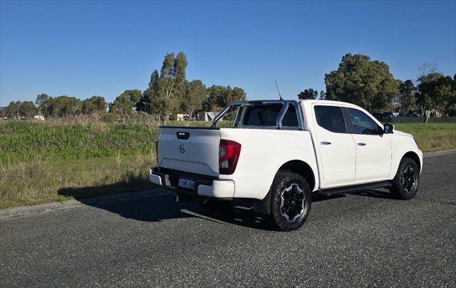2022 Nissan Navara ST-X