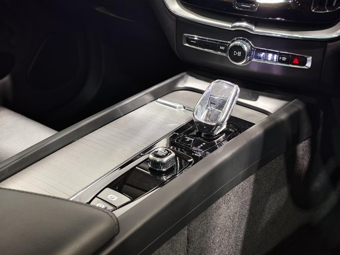 2022 Volvo XC60 Ultimate B6 Dark