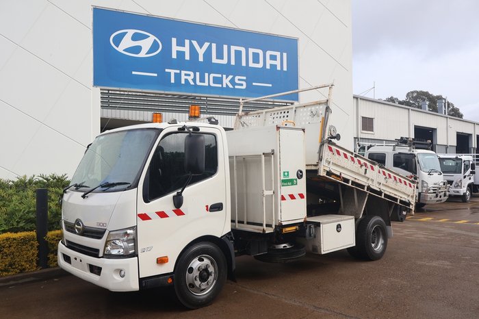 2017 HINO DUTRO
