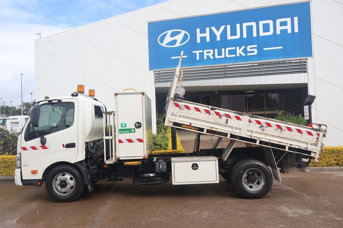 2017 HINO DUTRO 917