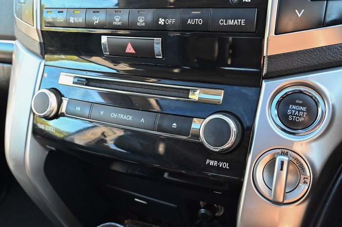 2015 Toyota Landcruiser Sahara VDJ200R MY13 4X4 Dual Range Crystal Pearl