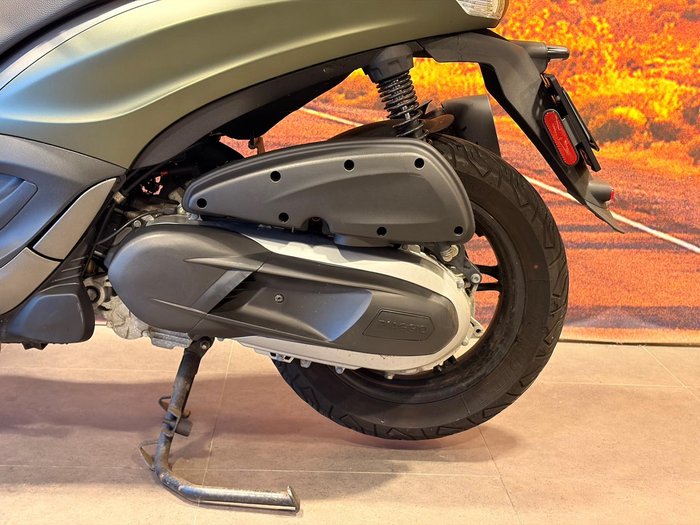 2020 Piaggio Beverly 350 (BV 350) Beverly Green