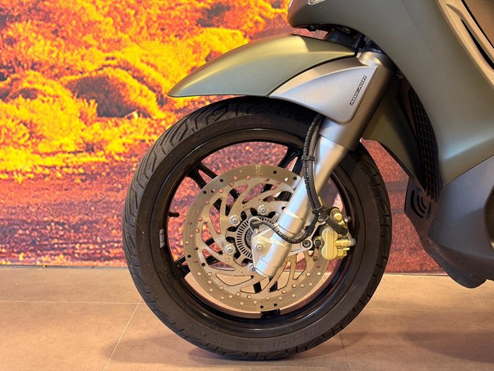 2020 Piaggio Beverly 350 (BV 350) Beverly Green