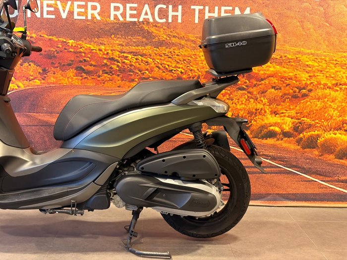 2020 Piaggio Beverly 350 (BV 350) Beverly Green