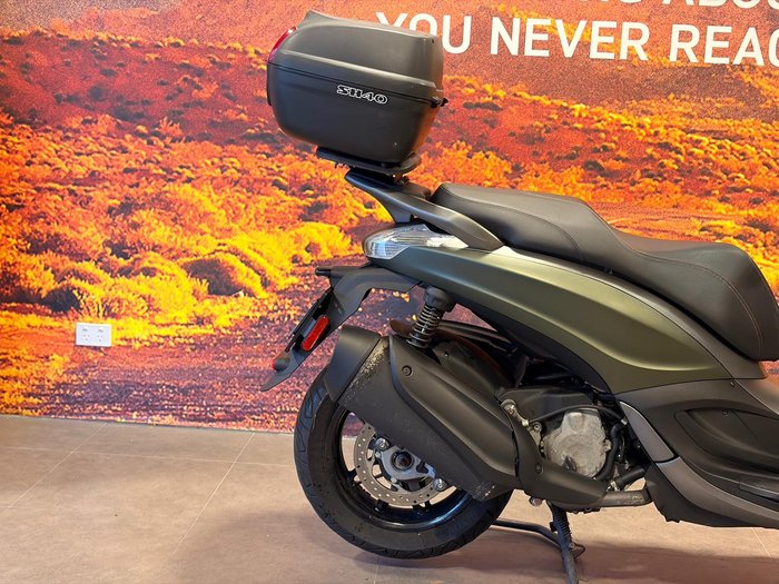 2020 Piaggio Beverly 350 (BV 350) Beverly Green