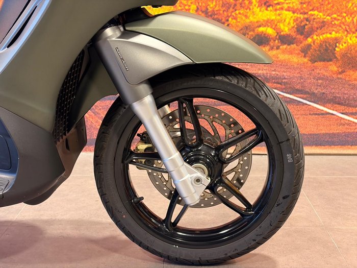 2020 Piaggio Beverly 350 (BV 350) Beverly Green