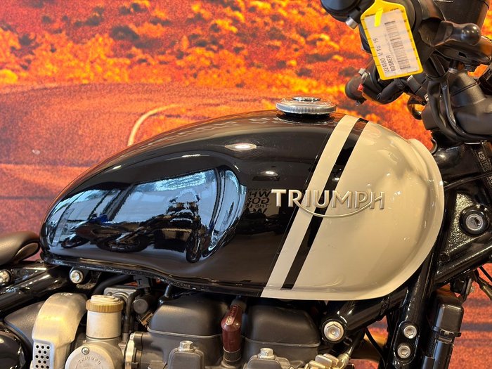 2025 Triumph Bonneville Bobber Bobber Black
