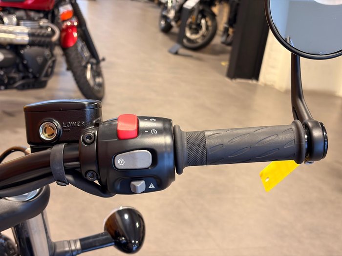 2025 Triumph Bonneville Bobber Bobber Black