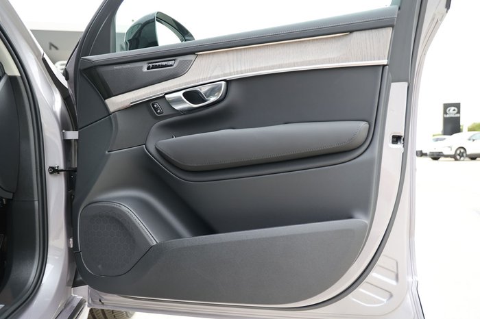 2026 Volvo XC90 Ultra B5 Dark