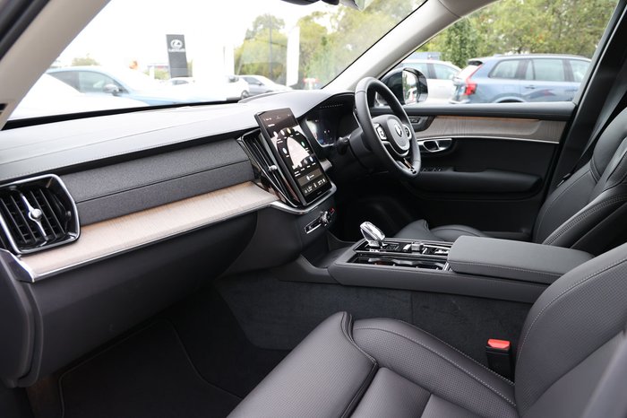 2026 Volvo XC90 Ultra B5 Dark